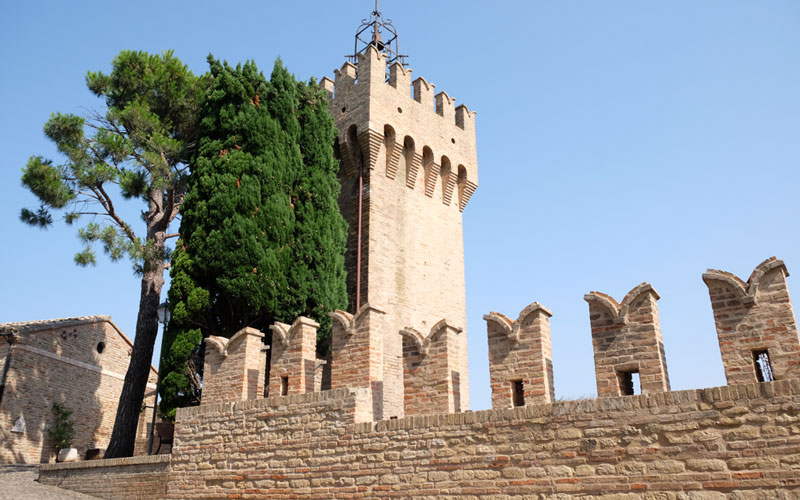 CASTELLI MEDIEVALI E BORGHI MARCHIGIANI 

